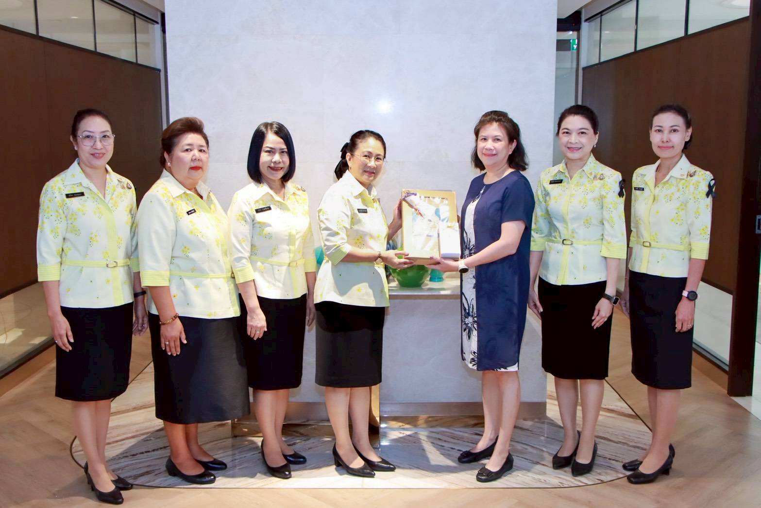 ๔๙ คณะทำงานโครงการสายใยรักษ์ เพื่อคนพิเศษ เข้าพบผู้บริหารบริษัทที่ให้การสนับสนุนการดำเนินงานโครงการประกอบอาชีพตามมาตรา ๓๕(๗)