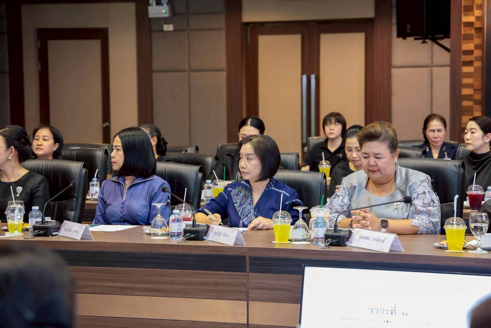 ๕๓ การประชุมสรุปผลการดำเนินงานของสมาคมภริยาข้าราชการสำนักงานปลัดกระทรวงกลาโหม รอบ ๖ เดือน