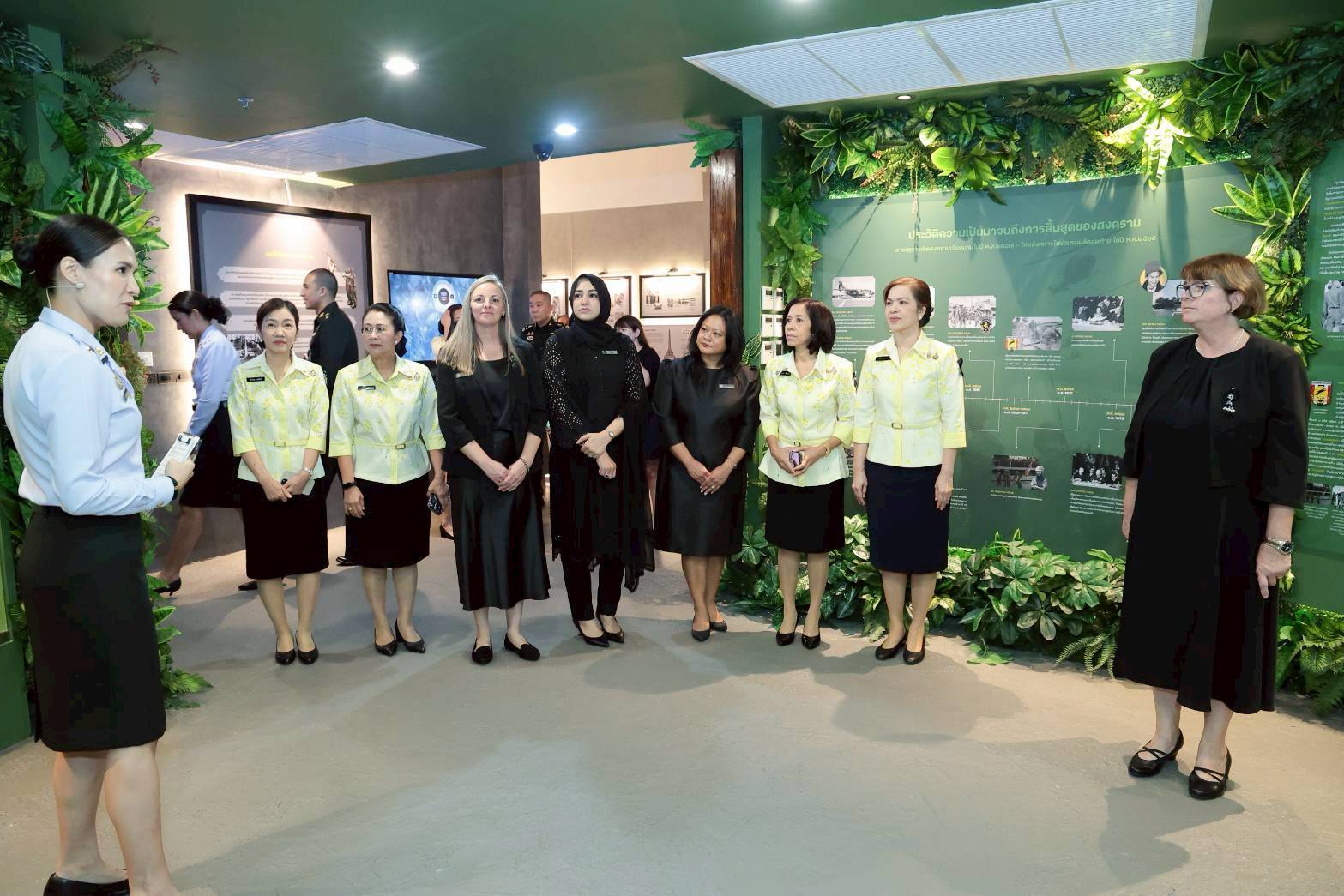 ๕๘ คณะภริยาผู้ช่วยทูตฝ่ายทหารต่างประเทศ ประจำกรุงเทพฯ เข้าเยี่ยมคำนับนายกสมาคมภริยาข้าราชการสำนักงานปลัดกระทรวงกลาโหม เพื่อแนะนำตัวในโอกาสเข้ารับหน้าที่