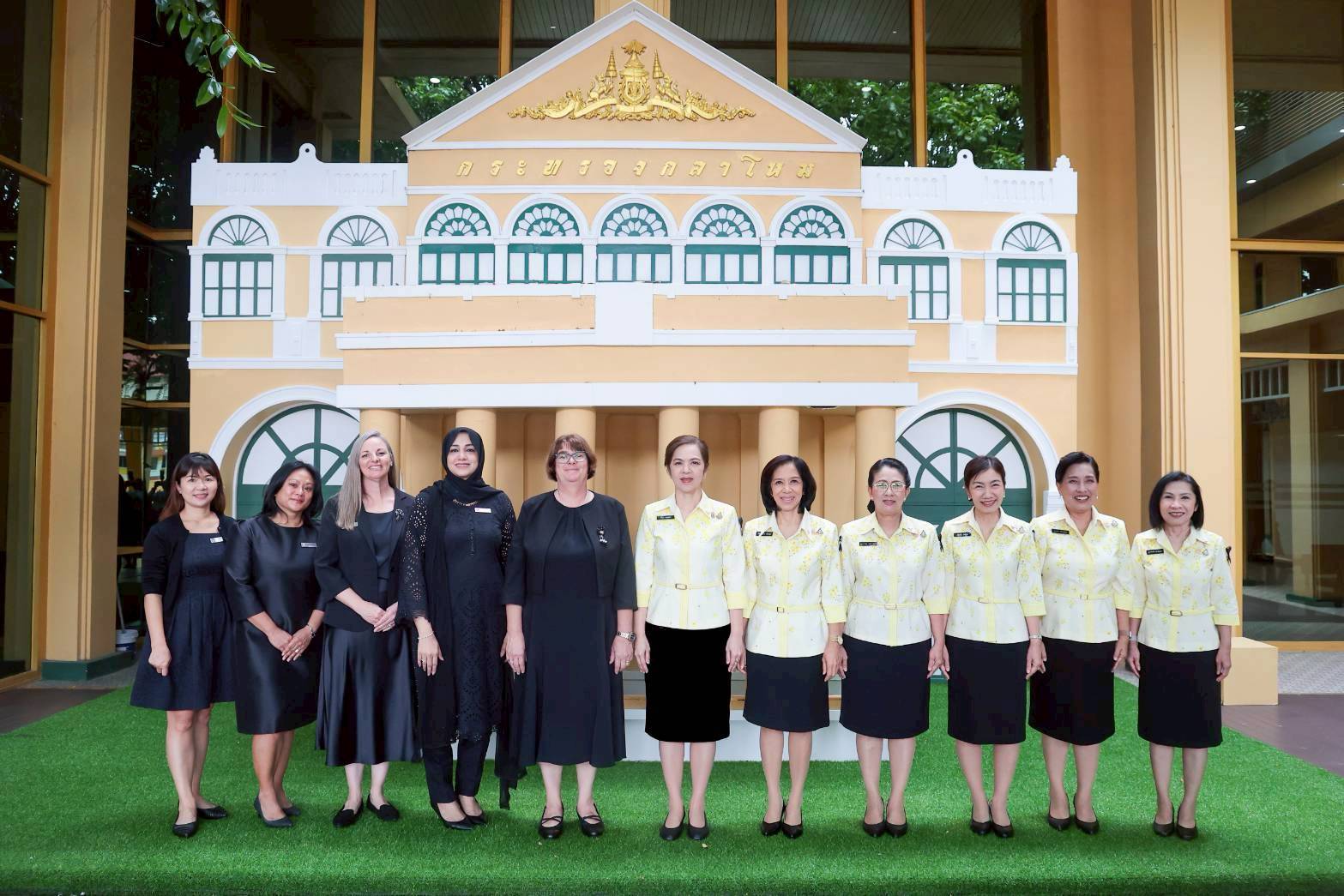 ๕๘ คณะภริยาผู้ช่วยทูตฝ่ายทหารต่างประเทศ ประจำกรุงเทพฯ เข้าเยี่ยมคำนับนายกสมาคมภริยาข้าราชการสำนักงานปลัดกระทรวงกลาโหม เพื่อแนะนำตัวในโอกาสเข้ารับหน้าที่