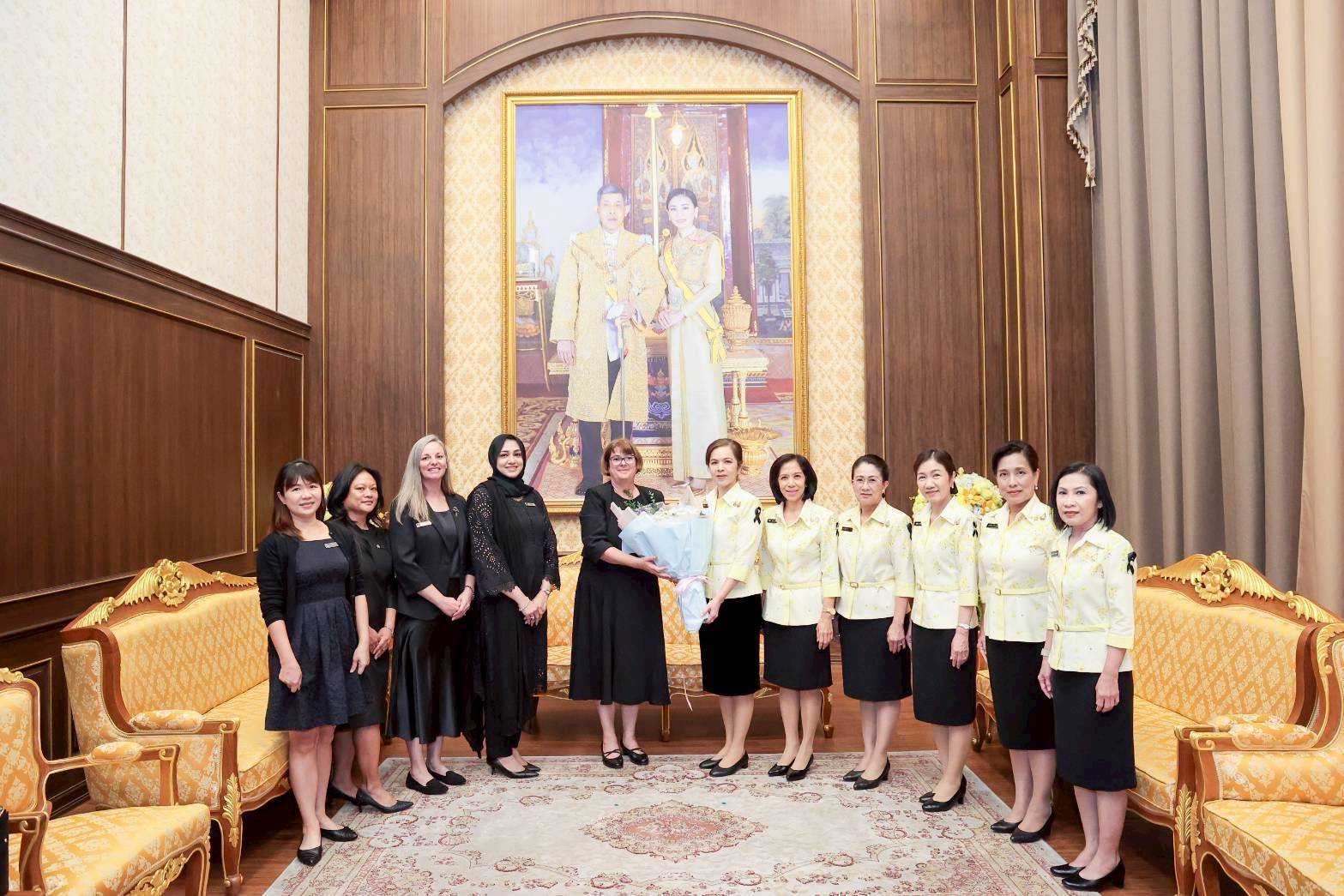 ๕๘ คณะภริยาผู้ช่วยทูตฝ่ายทหารต่างประเทศ ประจำกรุงเทพฯ เข้าเยี่ยมคำนับนายกสมาคมภริยาข้าราชการสำนักงานปลัดกระทรวงกลาโหม เพื่อแนะนำตัวในโอกาสเข้ารับหน้าที่