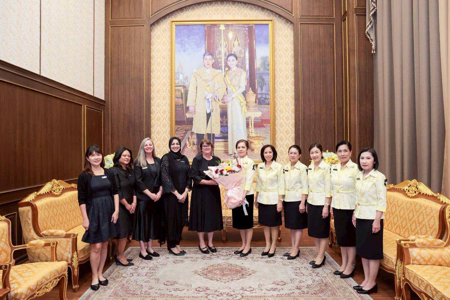๕๘ คณะภริยาผู้ช่วยทูตฝ่ายทหารต่างประเทศ ประจำกรุงเทพฯ เข้าเยี่ยมคำนับนายกสมาคมภริยาข้าราชการสำนักงานปลัดกระทรวงกลาโหม เพื่อแนะนำตัวในโอกาสเข้ารับหน้าที่
