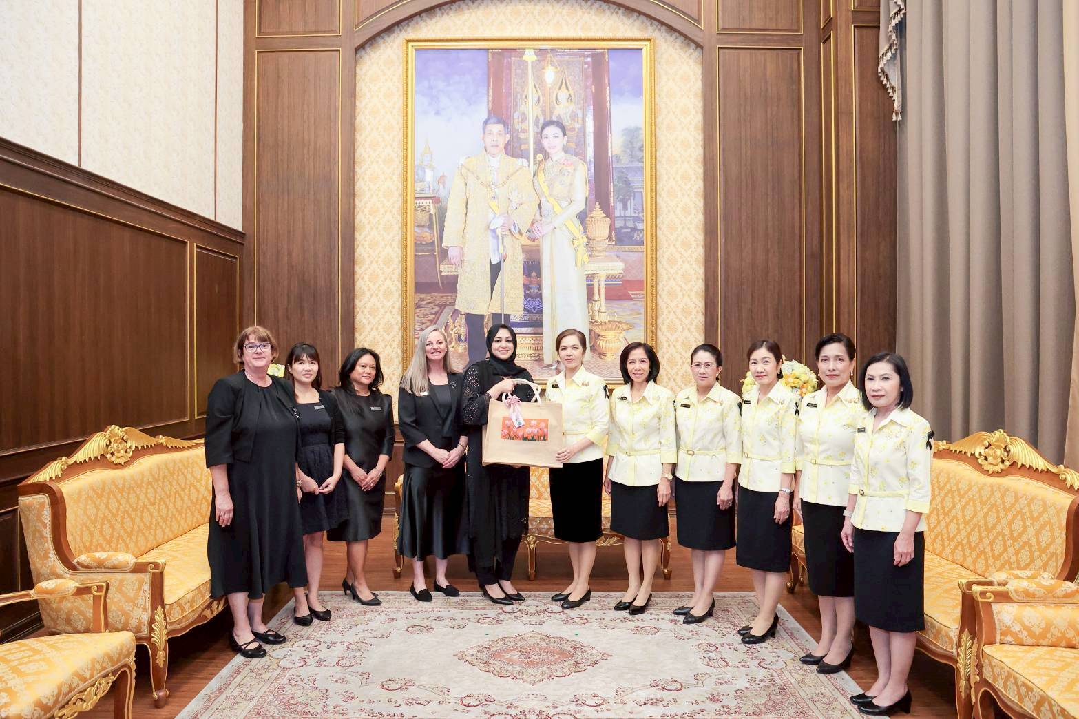 ๕๘ คณะภริยาผู้ช่วยทูตฝ่ายทหารต่างประเทศ ประจำกรุงเทพฯ เข้าเยี่ยมคำนับนายกสมาคมภริยาข้าราชการสำนักงานปลัดกระทรวงกลาโหม เพื่อแนะนำตัวในโอกาสเข้ารับหน้าที่