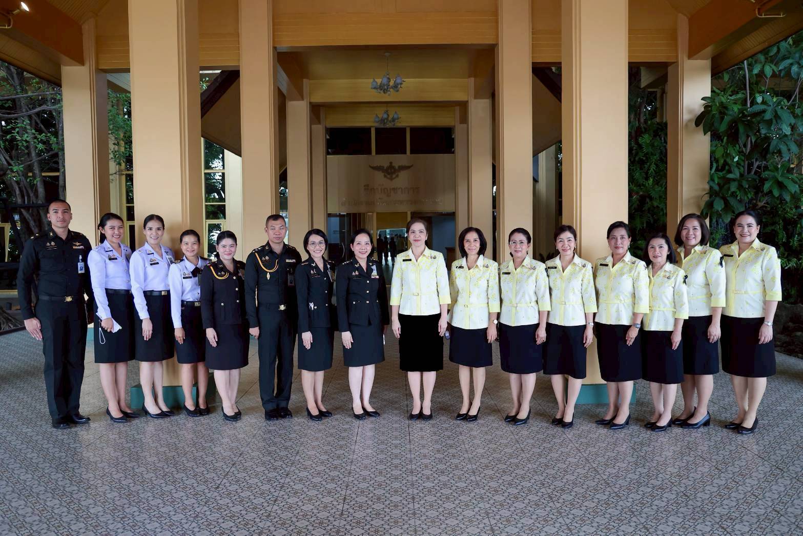 ๕๘ คณะภริยาผู้ช่วยทูตฝ่ายทหารต่างประเทศ ประจำกรุงเทพฯ เข้าเยี่ยมคำนับนายกสมาคมภริยาข้าราชการสำนักงานปลัดกระทรวงกลาโหม เพื่อแนะนำตัวในโอกาสเข้ารับหน้าที่