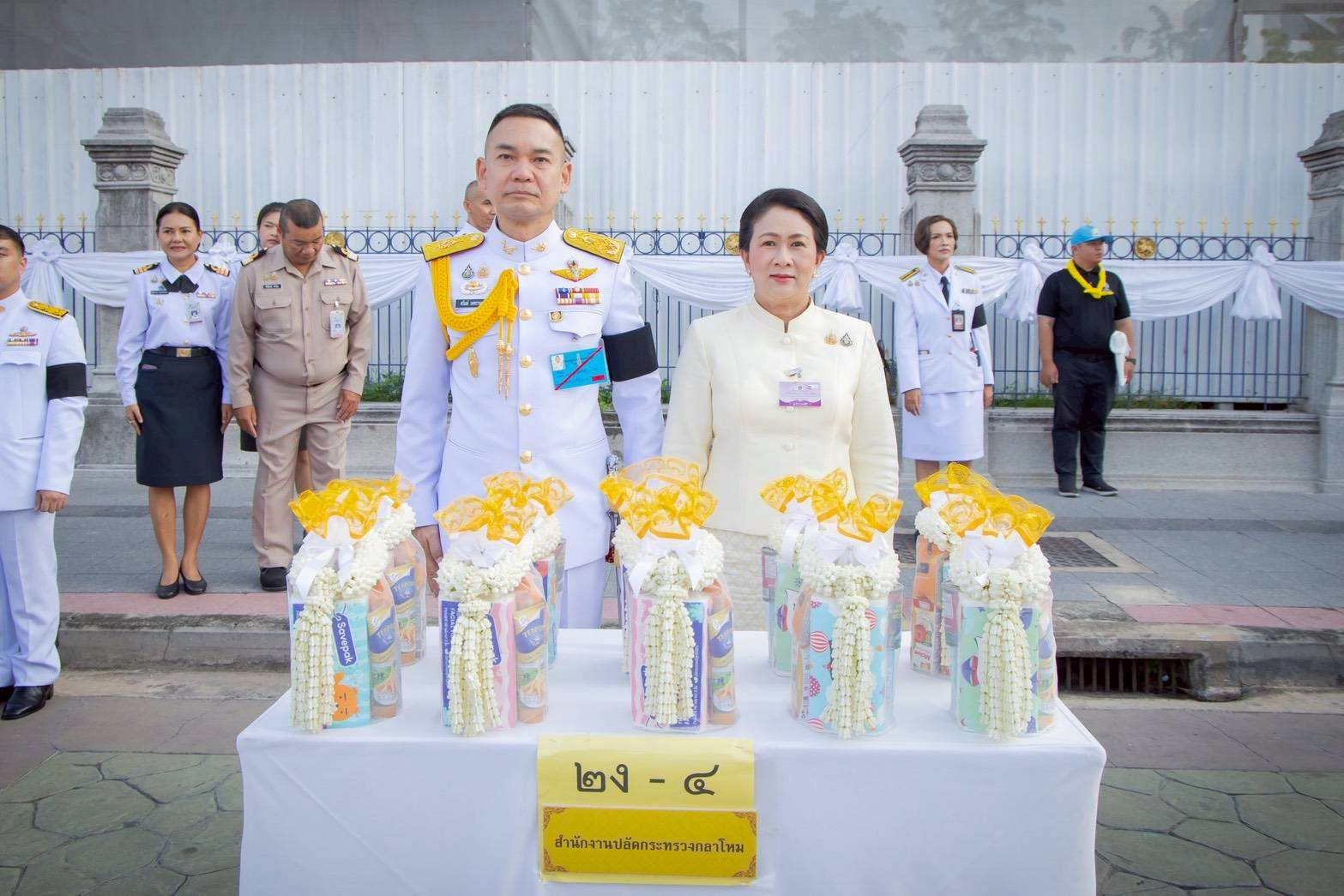 ๖๓ พิธีเจริญพระพุทธมนต์และทำบุญตักบาตรถวายเป็นพระราชกุศล เนื่องในโอกาสการประกาศยกย่องพระเกียรติคุณพระราชกรณียกิจในวาระครบ ๑๐๐ ปี สมเด็จพระนางเจ้ารำไพพรรณี พระบรมราชินี ในรัชกาลที่ ๗