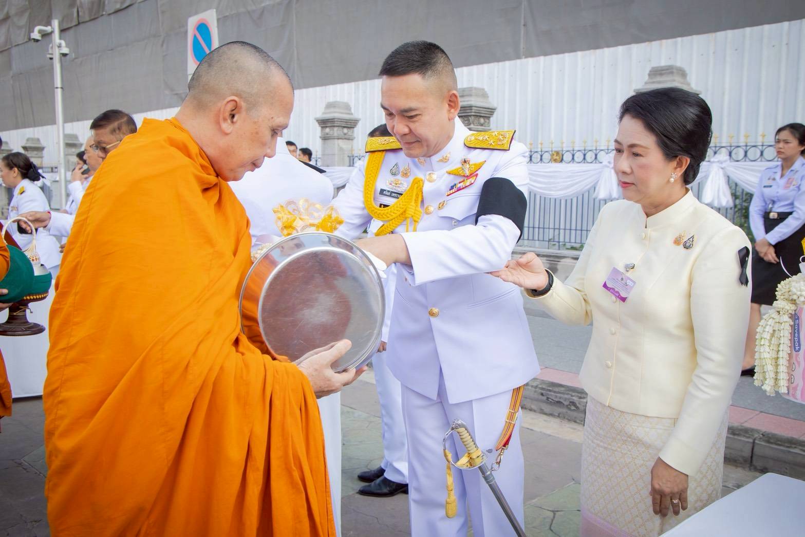 ๖๓ พิธีเจริญพระพุทธมนต์และทำบุญตักบาตรถวายเป็นพระราชกุศล เนื่องในโอกาสการประกาศยกย่องพระเกียรติคุณพระราชกรณียกิจในวาระครบ ๑๐๐ ปี สมเด็จพระนางเจ้ารำไพพรรณี พระบรมราชินี ในรัชกาลที่ ๗