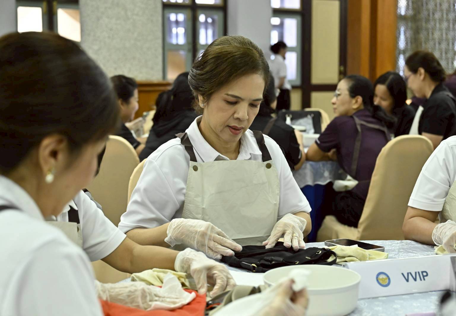 ๖๖ กิจกรรมฝึกอบรมการดูแลและทำความสะอาดกระเป๋า โดยโครงการศูนย์ส่งเสริมการเรียนรู้ และโครงการครอบครัวพอเพียง สำนักนโยบายและแผนกลาโหม