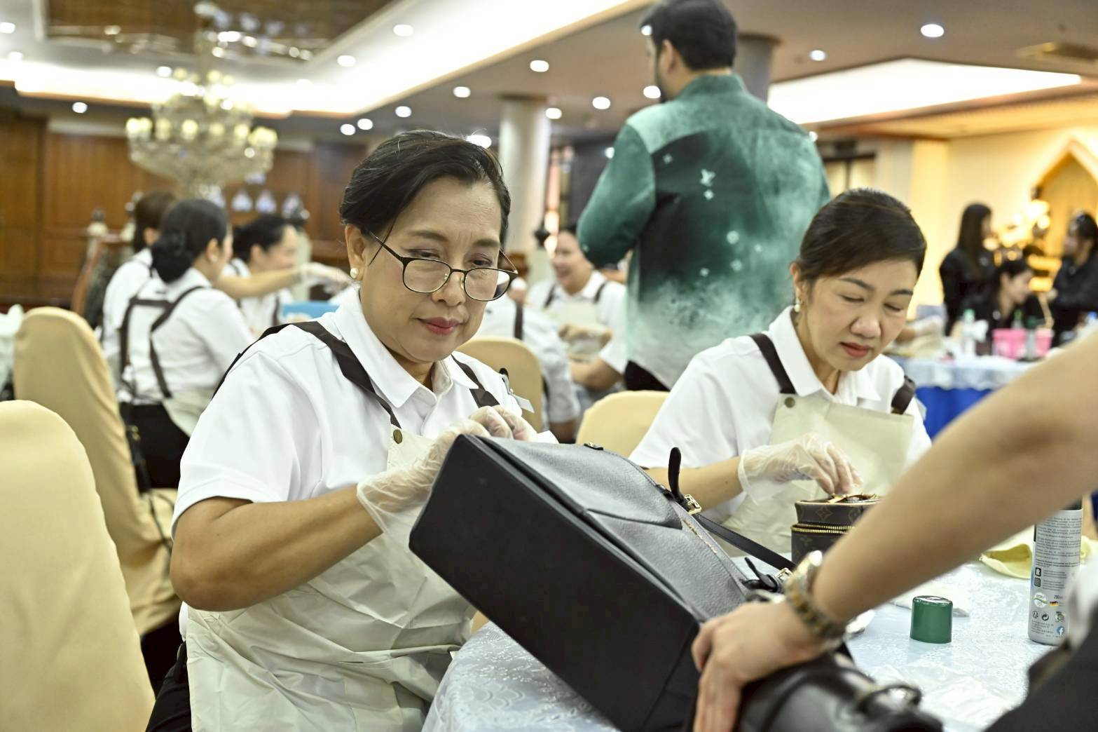 ๖๖ กิจกรรมฝึกอบรมการดูแลและทำความสะอาดกระเป๋า โดยโครงการศูนย์ส่งเสริมการเรียนรู้ และโครงการครอบครัวพอเพียง สำนักนโยบายและแผนกลาโหม