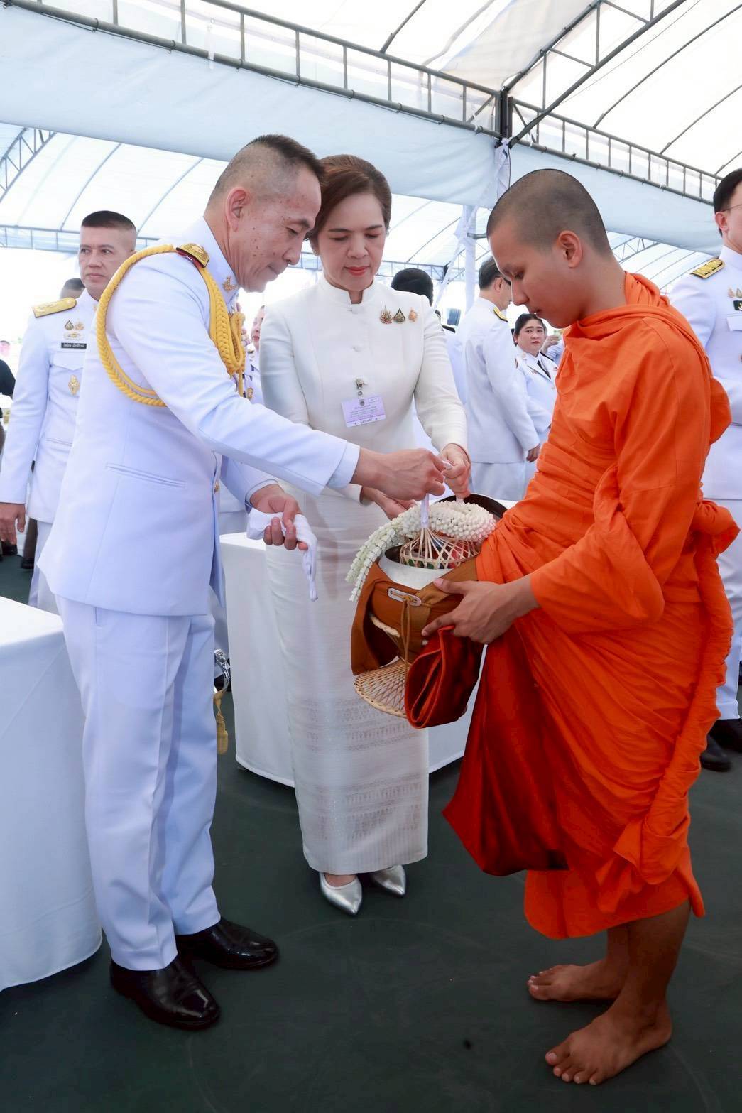 ๖๘ พิธีเจริญพระพุทธมนต์ และพิธีทำบุญตักบาตรถวายเป็นพระราชกุศล เนื่องในโอกาสมหามงคลเฉลิมพระชนมพรรษา ๔ รอบ สมเด็จพระนางเจ้าฯ พระบรมราชินี (๓ มิ.ย.๖๙)