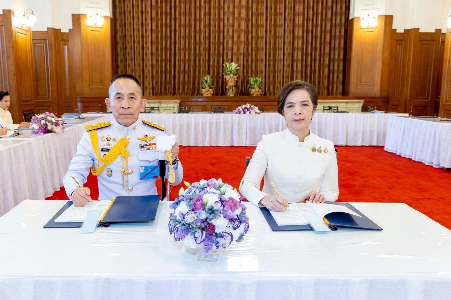 ๖๙ พิธีลงนามถวายพระพรชัยมงคล เนื่องในโอกาสมหามงคลเฉลิมพระชนมพรรษา ๔ รอบ สมเด็จพระนางเจ้าฯ พระบรมราชินี (๓ มิ.ย.๖๙)