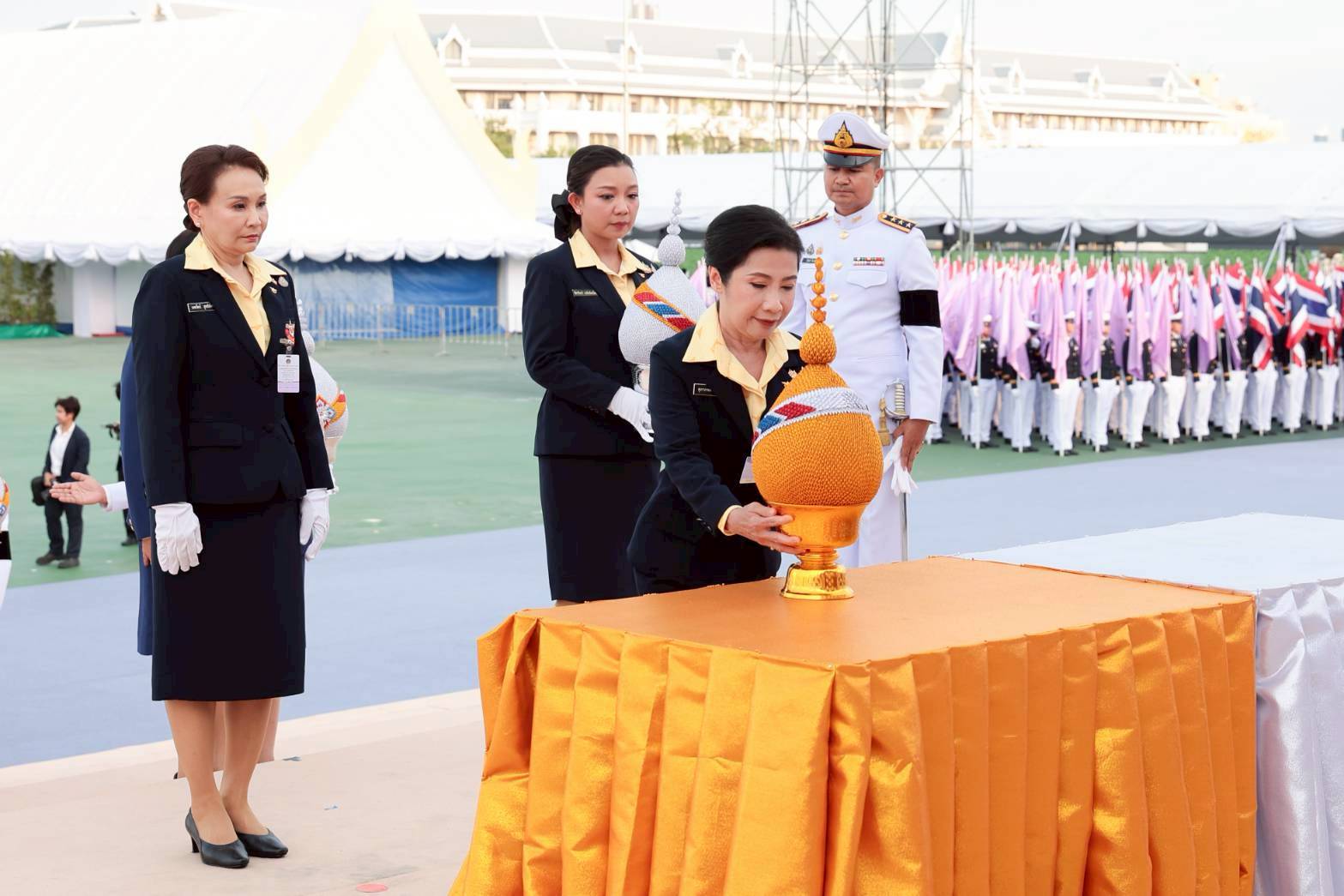 ๗๐ พิธีถวายเครื่องราชสักการะ วางพานพุ่ม และจุดเทียนถวายพระพรชัยมงคล เนื่องในโอกาสมหามงคลเฉลิมพระชนมพรรษา ๔ รอบ สมเด็จพระนางเจ้าฯ พระบรมราชินี (๓ มิ.ย.๖๙)