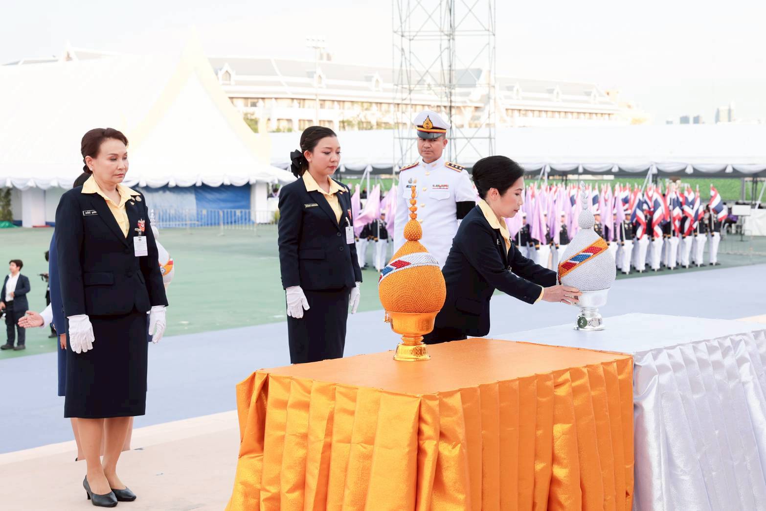 ๗๐ พิธีถวายเครื่องราชสักการะ วางพานพุ่ม และจุดเทียนถวายพระพรชัยมงคล เนื่องในโอกาสมหามงคลเฉลิมพระชนมพรรษา ๔ รอบ สมเด็จพระนางเจ้าฯ พระบรมราชินี (๓ มิ.ย.๖๙)