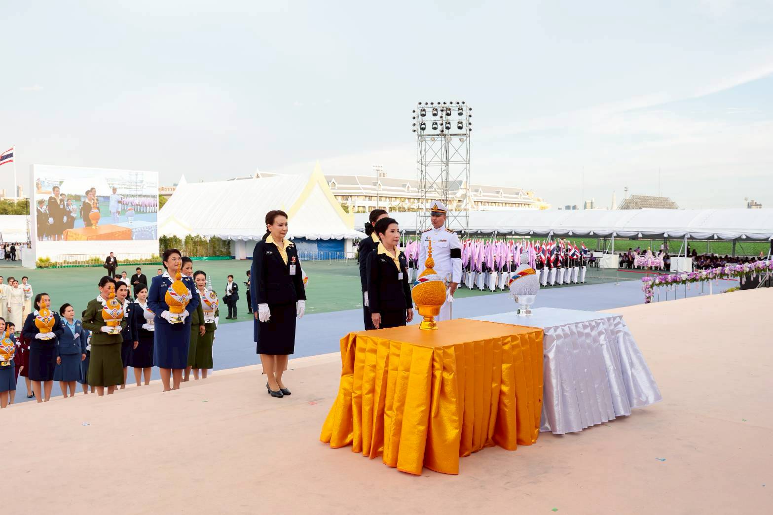 ๗๐ พิธีถวายเครื่องราชสักการะ วางพานพุ่ม และจุดเทียนถวายพระพรชัยมงคล เนื่องในโอกาสมหามงคลเฉลิมพระชนมพรรษา ๔ รอบ สมเด็จพระนางเจ้าฯ พระบรมราชินี (๓ มิ.ย.๖๙)