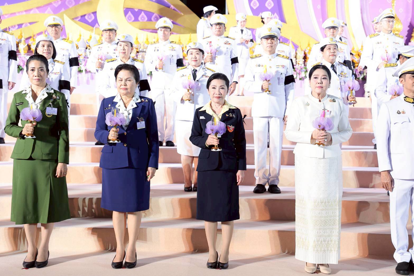 ๗๐ พิธีถวายเครื่องราชสักการะ วางพานพุ่ม และจุดเทียนถวายพระพรชัยมงคล เนื่องในโอกาสมหามงคลเฉลิมพระชนมพรรษา ๔ รอบ สมเด็จพระนางเจ้าฯ พระบรมราชินี (๓ มิ.ย.๖๙)