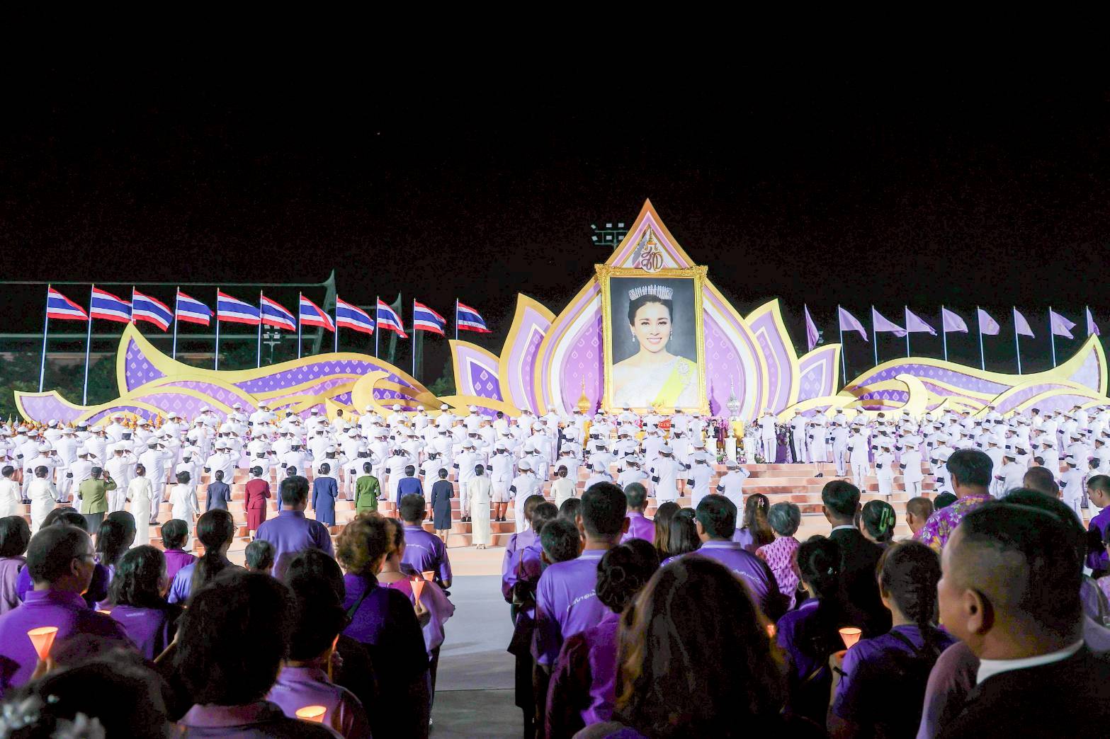 ๗๐ พิธีถวายเครื่องราชสักการะ วางพานพุ่ม และจุดเทียนถวายพระพรชัยมงคล เนื่องในโอกาสมหามงคลเฉลิมพระชนมพรรษา ๔ รอบ สมเด็จพระนางเจ้าฯ พระบรมราชินี (๓ มิ.ย.๖๙)
