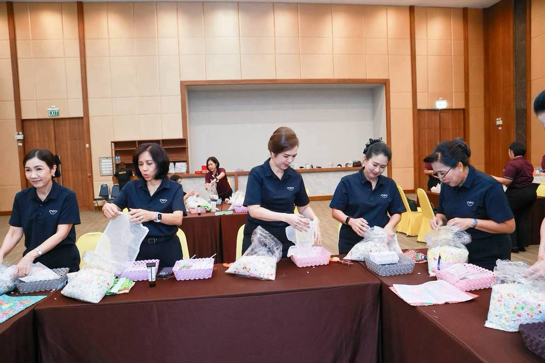 ๘๗ กิจกรรมการทำหมอนหลอด โดยฝ่ายกิจกรรมและโครงการ สมาคมภริยาข้าราชการสำนักงานปลัดกระทรวงกลาโหม