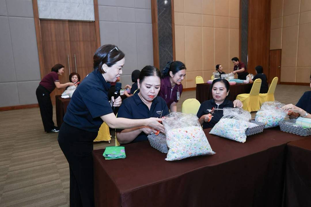 ๘๗ กิจกรรมการทำหมอนหลอด โดยฝ่ายกิจกรรมและโครงการ สมาคมภริยาข้าราชการสำนักงานปลัดกระทรวงกลาโหม