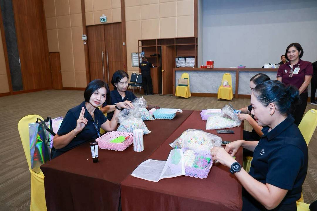 ๘๗ กิจกรรมการทำหมอนหลอด โดยฝ่ายกิจกรรมและโครงการ สมาคมภริยาข้าราชการสำนักงานปลัดกระทรวงกลาโหม