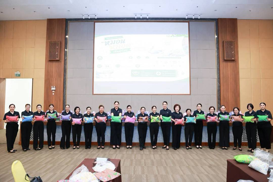 ๘๗ กิจกรรมการทำหมอนหลอด โดยฝ่ายกิจกรรมและโครงการ สมาคมภริยาข้าราชการสำนักงานปลัดกระทรวงกลาโหม