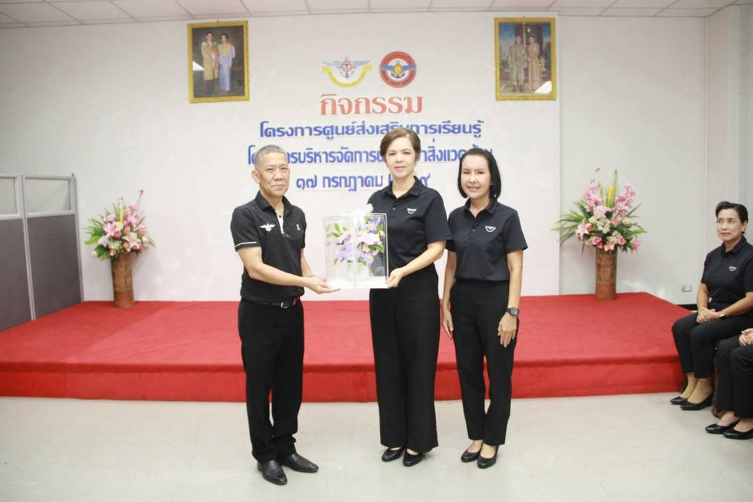 ๙๐ กิจกรรมประดิษฐ์เหรียญโปรยทานจากลวดกำมะหยี่ และกิจกรรมรีไซเคิลพวงกุญแจจากฝาขวดน้ำพลาสติก