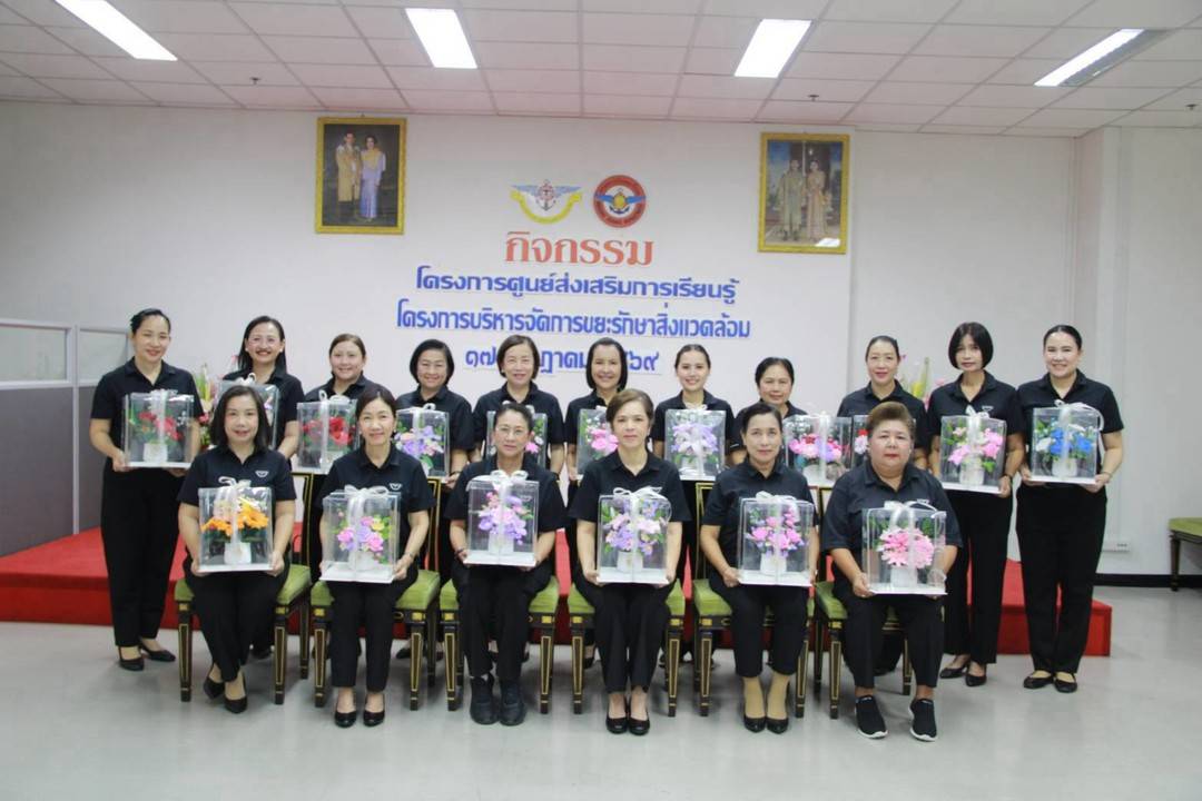 ๙๐ กิจกรรมประดิษฐ์เหรียญโปรยทานจากลวดกำมะหยี่ และกิจกรรมรีไซเคิลพวงกุญแจจากฝาขวดน้ำพลาสติก