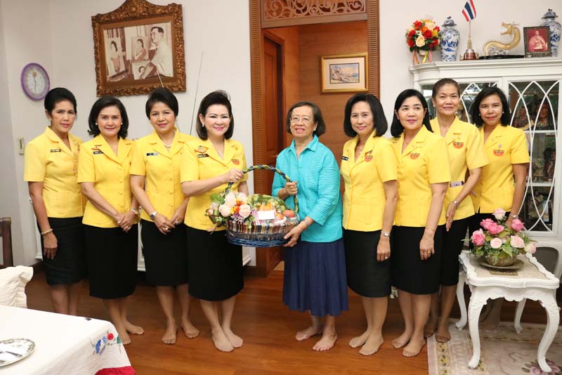 002 นายกสมาคมภริยาฯ เข้าเยี่ยมคารวะและขอรับพรจาก คุณหญิง อรพรรณ ศศิประภา อดีตนายกสมาคมภริยาฯ ในโอกาสเข้ารับตำแหน่ง