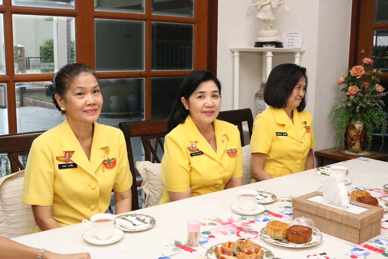 002 นายกสมาคมภริยาฯ เข้าเยี่ยมคารวะและขอรับพรจาก คุณหญิง อรพรรณ ศศิประภา อดีตนายกสมาคมภริยาฯ ในโอกาสเข้ารับตำแหน่ง