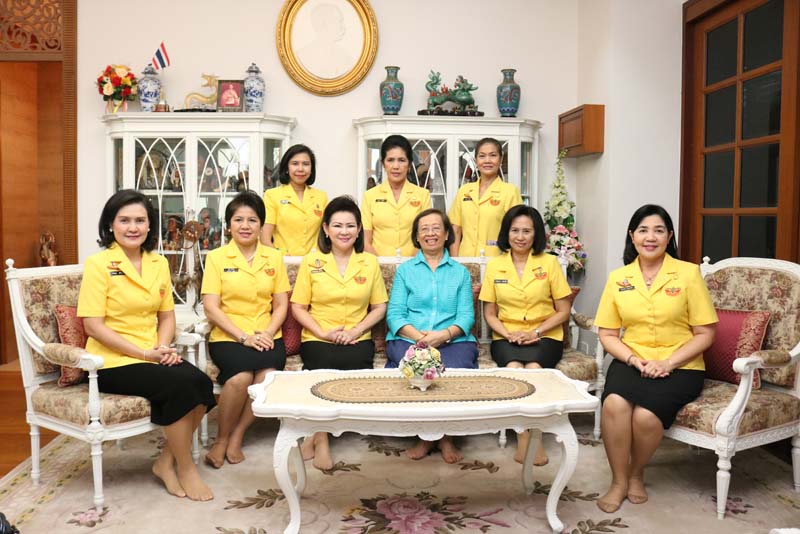002 นายกสมาคมภริยาฯ เข้าเยี่ยมคารวะและขอรับพรจาก คุณหญิง อรพรรณ ศศิประภา อดีตนายกสมาคมภริยาฯ ในโอกาสเข้ารับตำแหน่ง