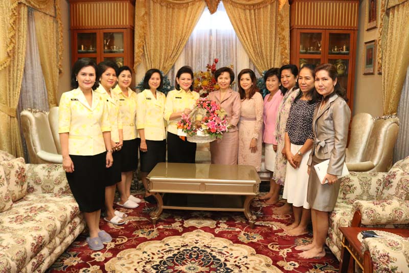 005 ดร.บุษบา ชัยจินดา นายกสมาคมแม่บ้านตำรวจ เข้าแสดงความยินดีกับนายกสมาคมภริยาฯ ในโอกาสเข้ารับตำแหน่ง