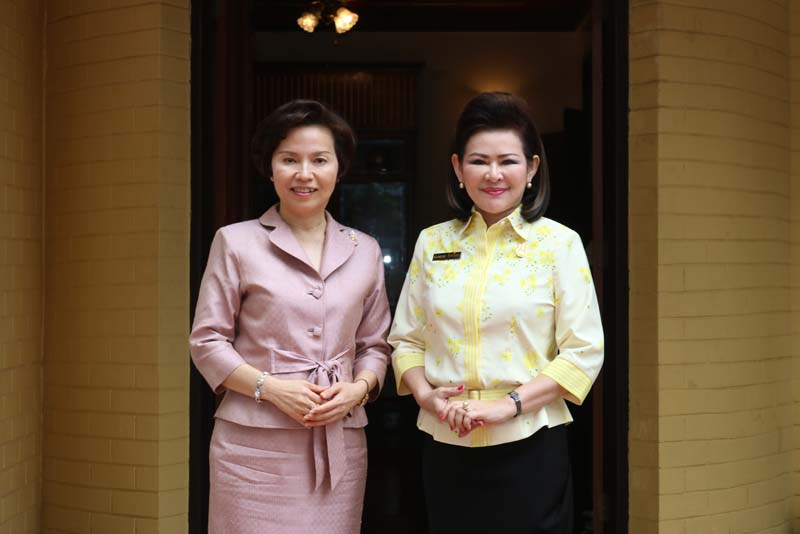 005 ดร.บุษบา ชัยจินดา นายกสมาคมแม่บ้านตำรวจ เข้าแสดงความยินดีกับนายกสมาคมภริยาฯ ในโอกาสเข้ารับตำแหน่ง