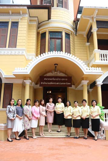 005 ดร.บุษบา ชัยจินดา นายกสมาคมแม่บ้านตำรวจ เข้าแสดงความยินดีกับนายกสมาคมภริยาฯ ในโอกาสเข้ารับตำแหน่ง