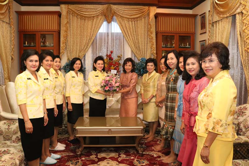 007 พลอากาศตรีหญิง อุดมลักษณ์ สนแจ้ง นายกสมาคมแม่บ้านทหารอากาศ เข้าแสดงความยินดีกับ นายกสมาคมภริยาฯ ในโอกาสเข้ารับตำแหน่ง