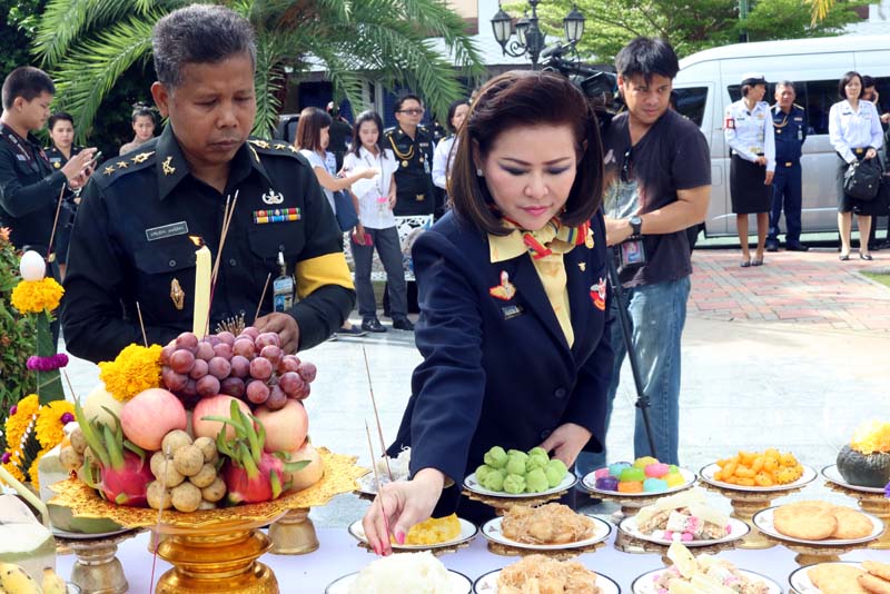 008 นายกสมาคมภริยาฯ นำคณะกรรมการสมาคมฯ ถวายราชสักการะและสักการะสิ่งศักดิ์สิทธิ์ ในโอกาสเข้ารับตำแหน่ง