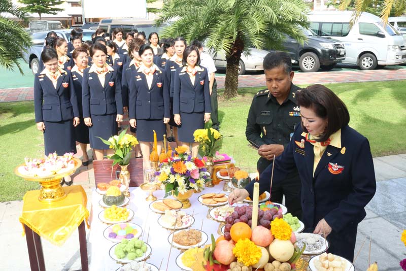 008 นายกสมาคมภริยาฯ นำคณะกรรมการสมาคมฯ ถวายราชสักการะและสักการะสิ่งศักดิ์สิทธิ์ ในโอกาสเข้ารับตำแหน่ง