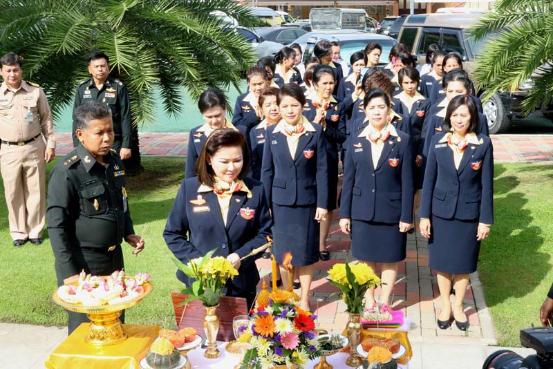 008 นายกสมาคมภริยาฯ นำคณะกรรมการสมาคมฯ ถวายราชสักการะและสักการะสิ่งศักดิ์สิทธิ์ ในโอกาสเข้ารับตำแหน่ง