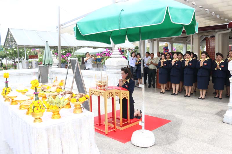 008 นายกสมาคมภริยาฯ นำคณะกรรมการสมาคมฯ ถวายราชสักการะและสักการะสิ่งศักดิ์สิทธิ์ ในโอกาสเข้ารับตำแหน่ง