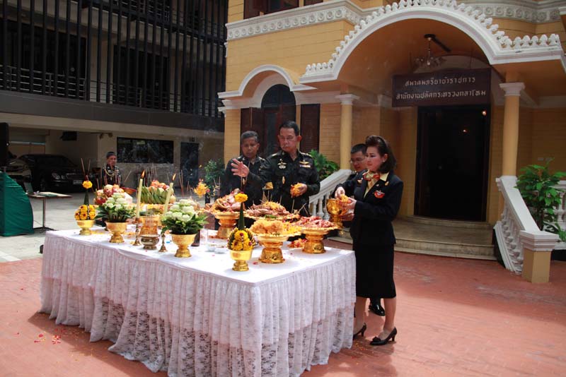 009 ปลัดกระทรวงกลาโหม และ นายกสมาคมภริยาฯ เป็นประธานในพิธีสักการะสิ่งศักดิ์สิทธิ์ ณ ที่ทำการสมาคมภริยาฯ ในโอกาสเข้ารับตำแหน่ง