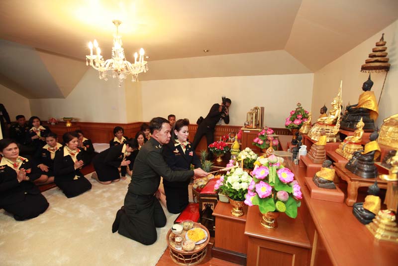 009 ปลัดกระทรวงกลาโหม และ นายกสมาคมภริยาฯ เป็นประธานในพิธีสักการะสิ่งศักดิ์สิทธิ์ ณ ที่ทำการสมาคมภริยาฯ ในโอกาสเข้ารับตำแหน่ง