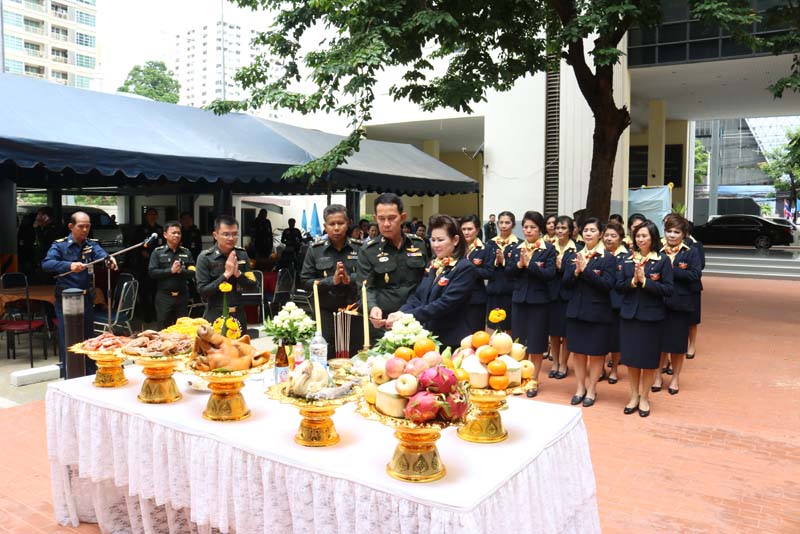009 ปลัดกระทรวงกลาโหม และ นายกสมาคมภริยาฯ เป็นประธานในพิธีสักการะสิ่งศักดิ์สิทธิ์ ณ ที่ทำการสมาคมภริยาฯ ในโอกาสเข้ารับตำแหน่ง