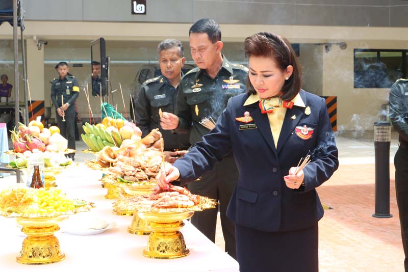 009 ปลัดกระทรวงกลาโหม และ นายกสมาคมภริยาฯ เป็นประธานในพิธีสักการะสิ่งศักดิ์สิทธิ์ ณ ที่ทำการสมาคมภริยาฯ ในโอกาสเข้ารับตำแหน่ง