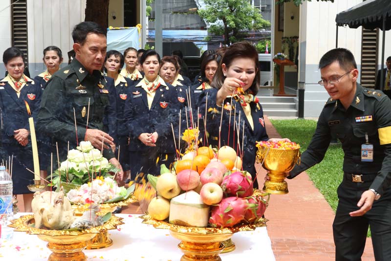 009 ปลัดกระทรวงกลาโหม และ นายกสมาคมภริยาฯ เป็นประธานในพิธีสักการะสิ่งศักดิ์สิทธิ์ ณ ที่ทำการสมาคมภริยาฯ ในโอกาสเข้ารับตำแหน่ง
