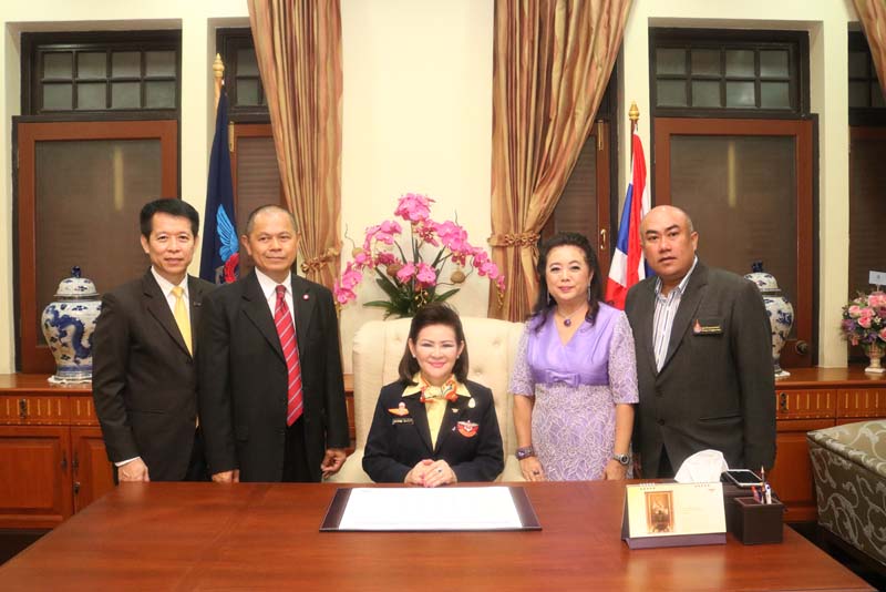011 คุณประภา ปูรณโชติ กรรมการผู้จัดการ บริษัทหลักทรัพย์จัดการกองทุน เอ็มเอฟซี จำกัด(มหาชน) เข้าแสดงความยินดีกับ นายกสมาคมภริยาฯ ในโอกาสเข้ารับตำแหน่ง