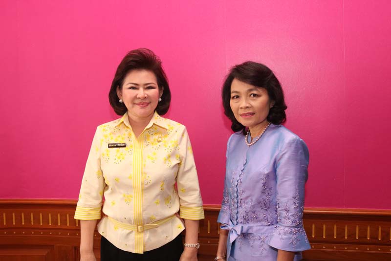 013 นายกสมาคมภริยาฯ ให้การต้อนรับ พลตรีหญิง รัชดา เกาฏีระ นายกสมาคมแม่บ้านกองบัญชาการกองทัพไทย ที่เข้าแสดงความยินดีในโอกาสเข้ารับตำแหน่ง