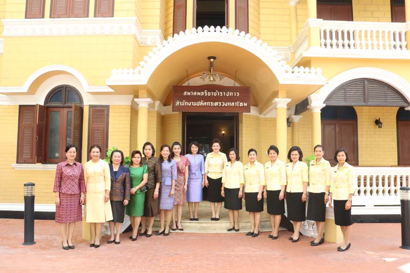 013 นายกสมาคมภริยาฯ ให้การต้อนรับ พลตรีหญิง รัชดา เกาฏีระ นายกสมาคมแม่บ้านกองบัญชาการกองทัพไทย ที่เข้าแสดงความยินดีในโอกาสเข้ารับตำแหน่ง