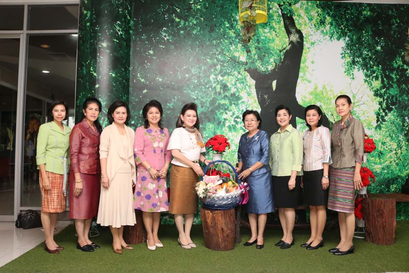 014 นายกสมาคมภริยาฯ เข้าเยี่ยมคารวะและขอรับพรจาก คุณแสงอรุณ กาญจนรัตน์ อดีตนายกสมาคมภริยาฯ ในโอกาสเข้ารับตำแหน่ง