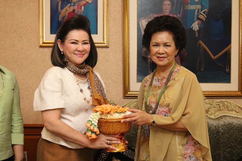 015 นายกสมาคมภริยาฯ เข้าเยี่ยมคารวะและขอรับพรจาก คุณหญิงกรกช มีเพียร อดีตนายกสมาคมภริยาฯ ในโอกาสเข้ารับตำแหน่ง
