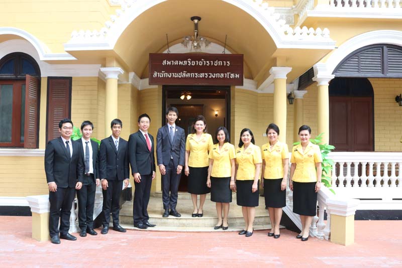 016 คุณพีรเดช พัฒนจันทร์ รองกรรมการผู้จัดการใหญ่ สำนักกฎหมาย บริษัท บี.กริม เพาเวอร์ จำกัด เข้าแสดงความยินดีกับ นายกสมาคมภริยาฯ ในโอกาสเข้ารับตำแหน่ง