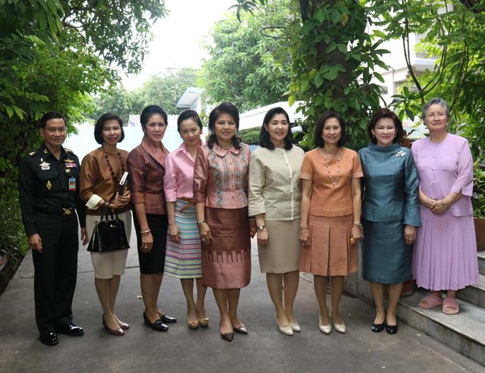 017 นายกสมาคมภริยาฯ พร้อมคณะกรรมการฯ เข้าเยี่ยมคารวะ และขอรับพรจาก คุณหญิงสรัสนันท์ เรืองตระกูล อดีตนายกสมาคมภริยาฯ และผู้ก่อตั้งสมาคมภริยาฯ