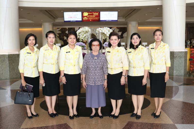 027 นายกสมาคมภริยาฯ เข้าเยี่ยมคารวะและขอรับพรจาก พันเอกหญิง บุบผา สารฤทธิ์ อดีตนายกสมาคมภริยาฯ