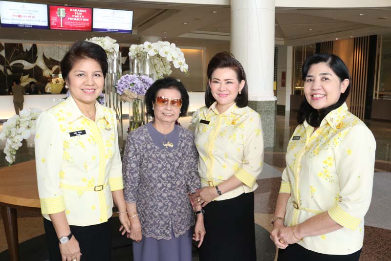 027 นายกสมาคมภริยาฯ เข้าเยี่ยมคารวะและขอรับพรจาก พันเอกหญิง บุบผา สารฤทธิ์ อดีตนายกสมาคมภริยาฯ